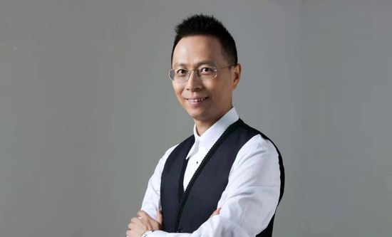 由李非执导，赵薇监制并主演，葛优、乔杉领衔主演的荒诞喜剧电影《两只老虎》将于11月29日全国上映